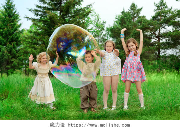快乐的孩子在玩户外的大气泡.幸福的人美好童年